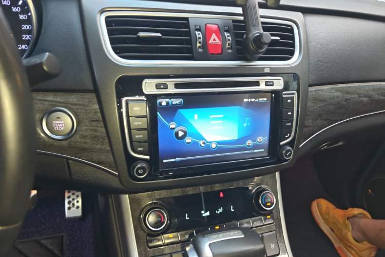 Used Haval H8 2015 2.0T Two-Wheel-Drive Elite Version Audio And AC Panel