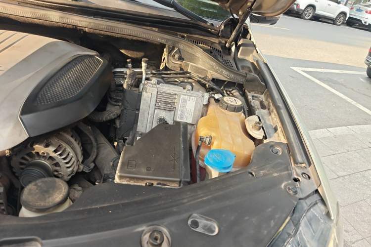 Used Haval H8 2015 2.0T Two-Wheel-Drive Elite Version Engine Bay Left