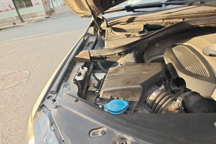 Used Haval H8 2015 2.0T Two-Wheel-Drive Elite Version Engine Bay Right