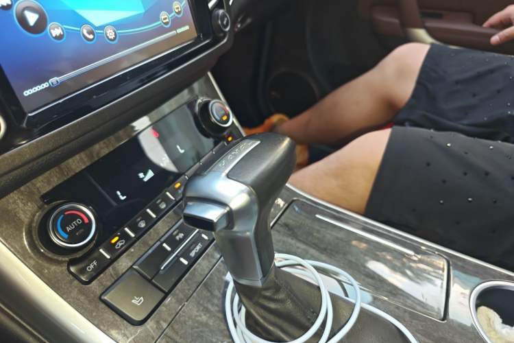 Used Haval H8 2015 2.0T Two-Wheel-Drive Elite Version Gear Lever