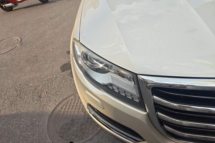 Used Haval H8 2015 2.0T Two-Wheel-Drive Elite Version Right Front Headlight