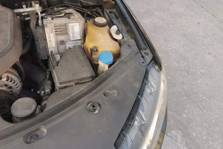 Used Haval H8 2015 2.0T Four-Wheel Drive Comfort Version Engine Bay Left