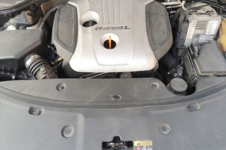 Used Haval H8 2015 2.0T Four-Wheel Drive Comfort Version Engine Bay