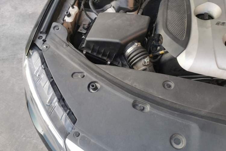 Used Haval H8 2015 2.0T Four-Wheel Drive Comfort Version Engine Bay Right