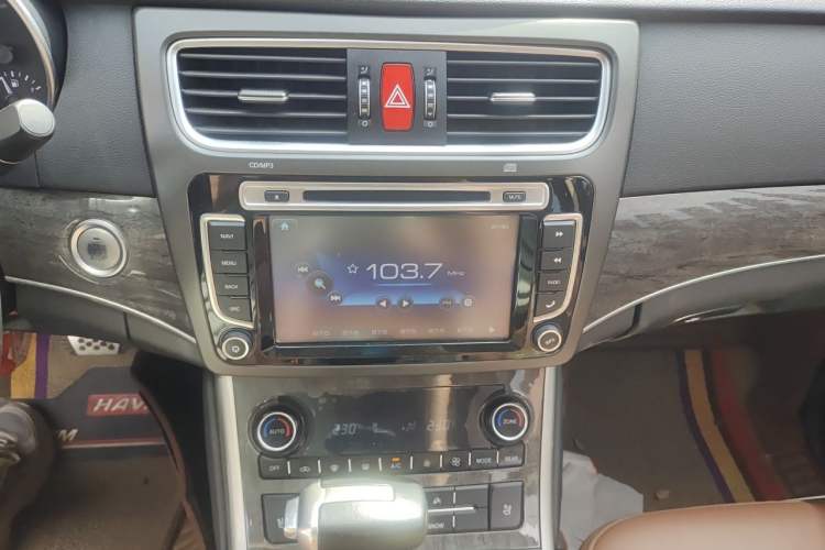 Used Haval H8 2015 2.0T Two-Wheel-Drive Elite Version Audio And AC Panel