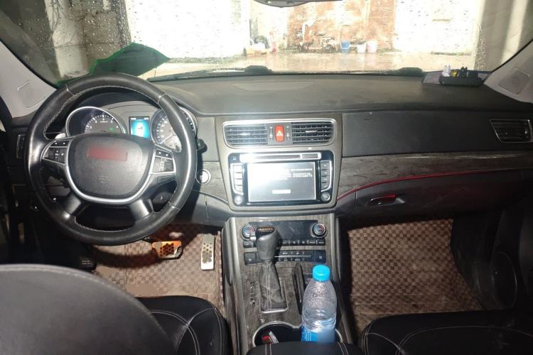 Used Haval H8 2015 2.0T Two-Wheel-Drive Luxury Version Center Console