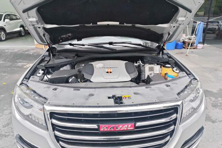 Used Haval H8 2015 2.0T Two-Wheel-Drive Standard Version Engine Bay