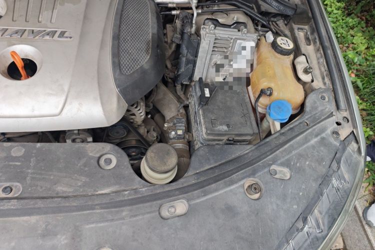 Used Haval H8 2015 2.0T Two-Wheel-Drive Elite Version Engine Bay Left