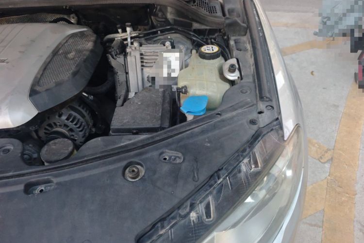 Used Haval H8 2015 2.0T Four-Wheel Drive Prestige Version Engine Bay Left