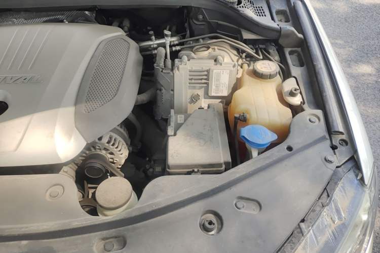Used Haval H8 2015 2.0T Two-Wheel Drive Comfort Version Engine Bay Left