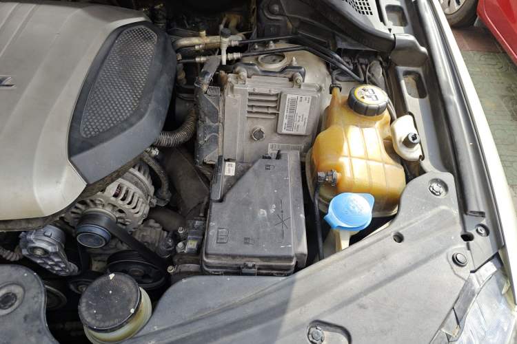 Used Haval H8 2015 2.0T Four-Wheel Drive Comfort Version Engine Bay Left