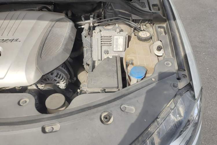 Used Haval H8 2015 2.0T Two-Wheel-Drive Elite Version Engine Bay Left