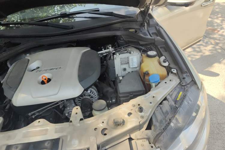 Used Haval H8 2015 2.0T Two-Wheel-Drive Elite Version Engine Bay Left