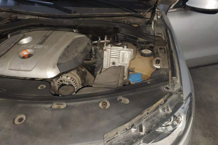 Used Haval H8 2015 2.0T Two-Wheel Drive Comfort Version Engine Bay Left