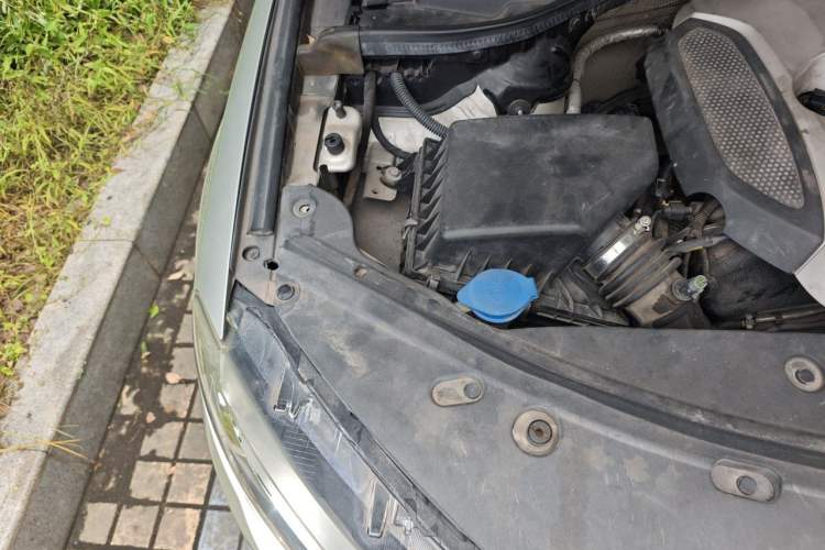 Used Haval H8 2015 2.0T Two-Wheel-Drive Elite Version Engine Bay Right