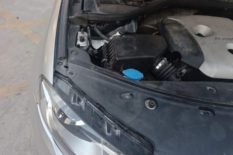 Used Haval H8 2015 2.0T Four-Wheel Drive Prestige Version Engine Bay Right