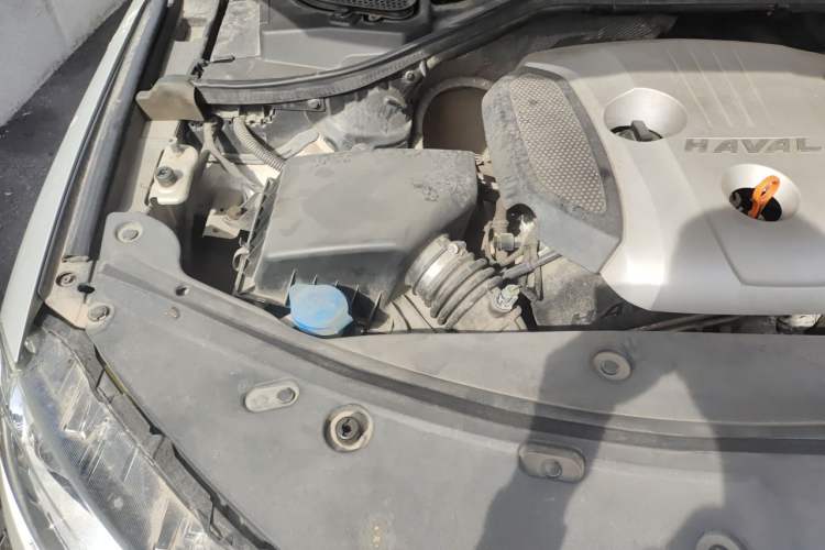 Used Haval H8 2015 2.0T Two-Wheel-Drive Elite Version Engine Bay Right