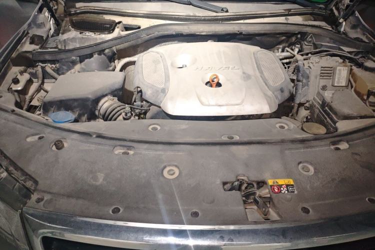 Used Haval H8 2015 2.0T Two-Wheel-Drive Luxury Version Engine Bay