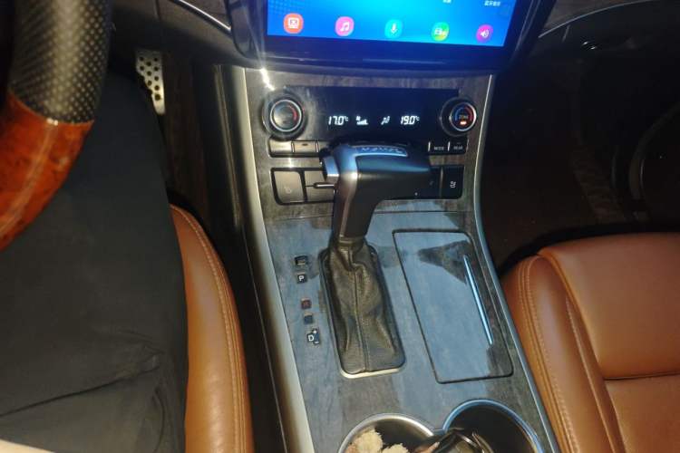 Used Haval H8 2015 2.0T Four-Wheel Drive Prestige Version Gear Lever