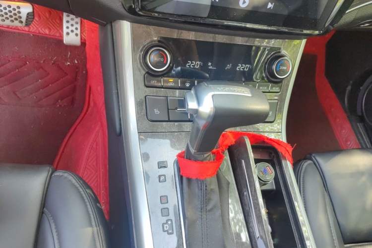Used Haval H8 2015 2.0T Two-Wheel-Drive Elite Version Gear Lever