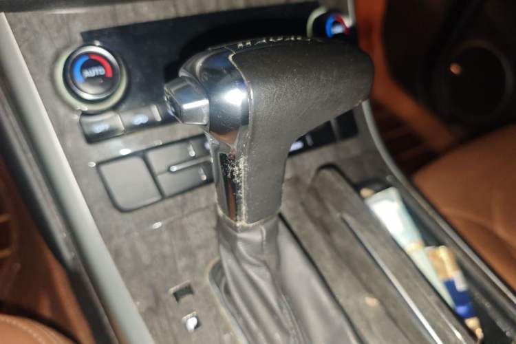 Used Haval H8 2015 2.0T Two-Wheel Drive Comfort Version Gear Lever
