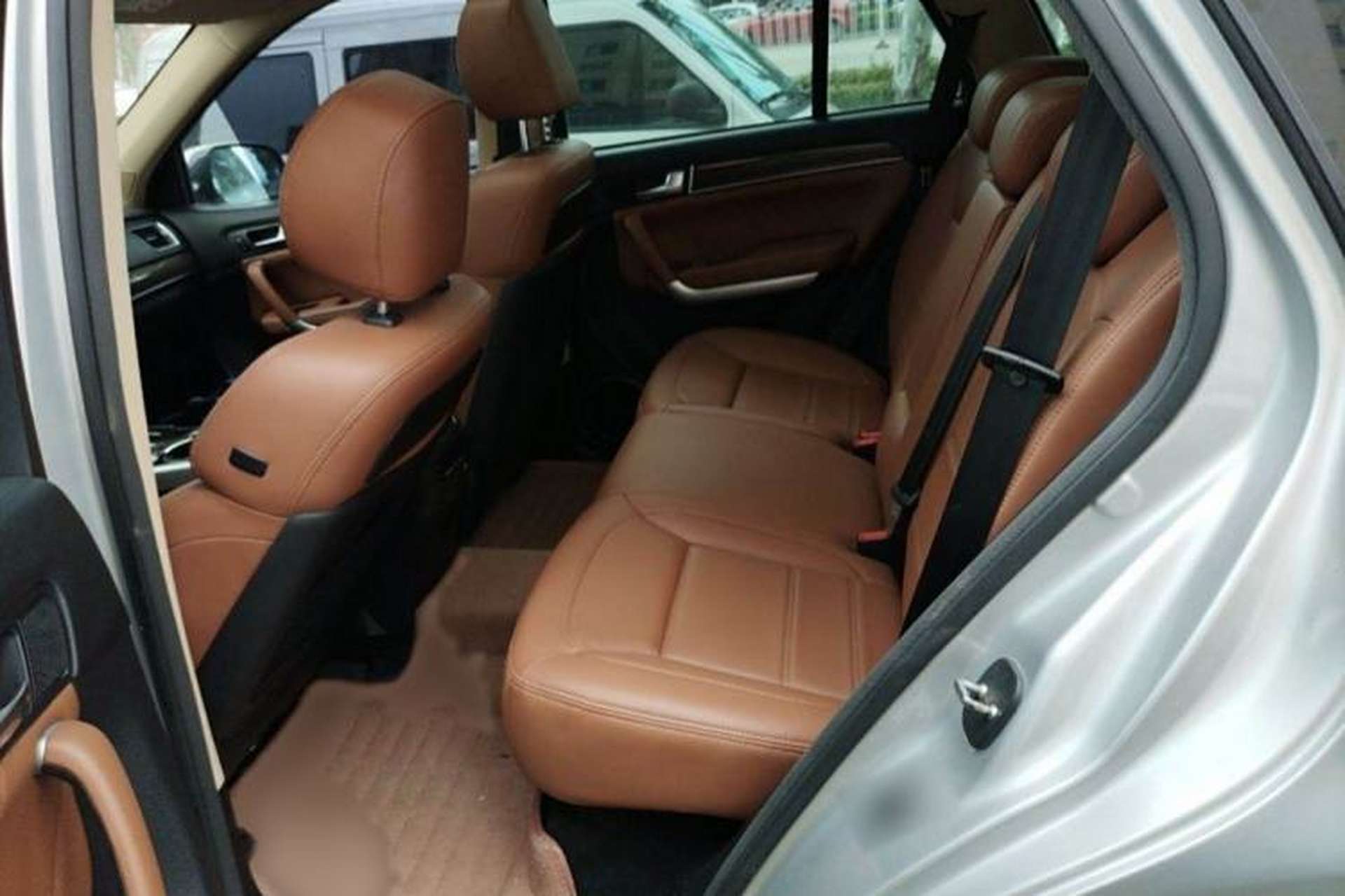 Used Haval H8 2015 2.0T Two-Wheel Drive Comfort Version Interior 3