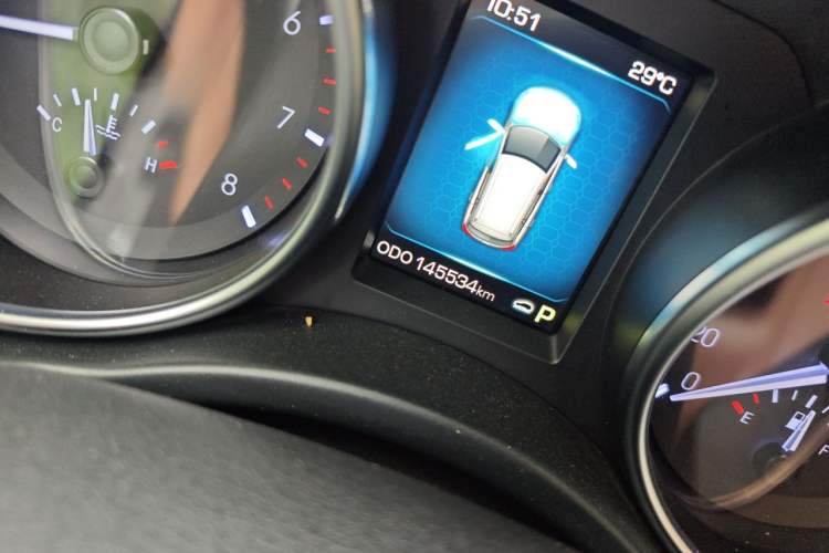 Used Haval H8 2015 2.0T Two-Wheel-Drive Elite Version Odometer Close Up