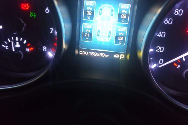Used Haval H8 2015 2.0T Four-Wheel Drive Prestige Version Odometer Close Up