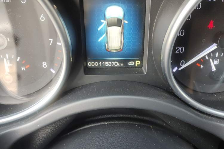 Used Haval H8 2015 2.0T Two-Wheel Drive Comfort Version Odometer Close Up