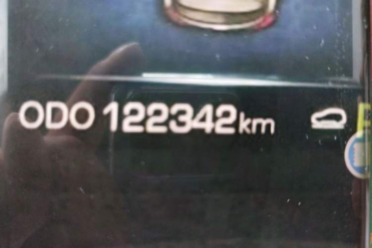Used Haval H8 2015 2.0T Two-Wheel Drive Comfort Version Odometer Close Up