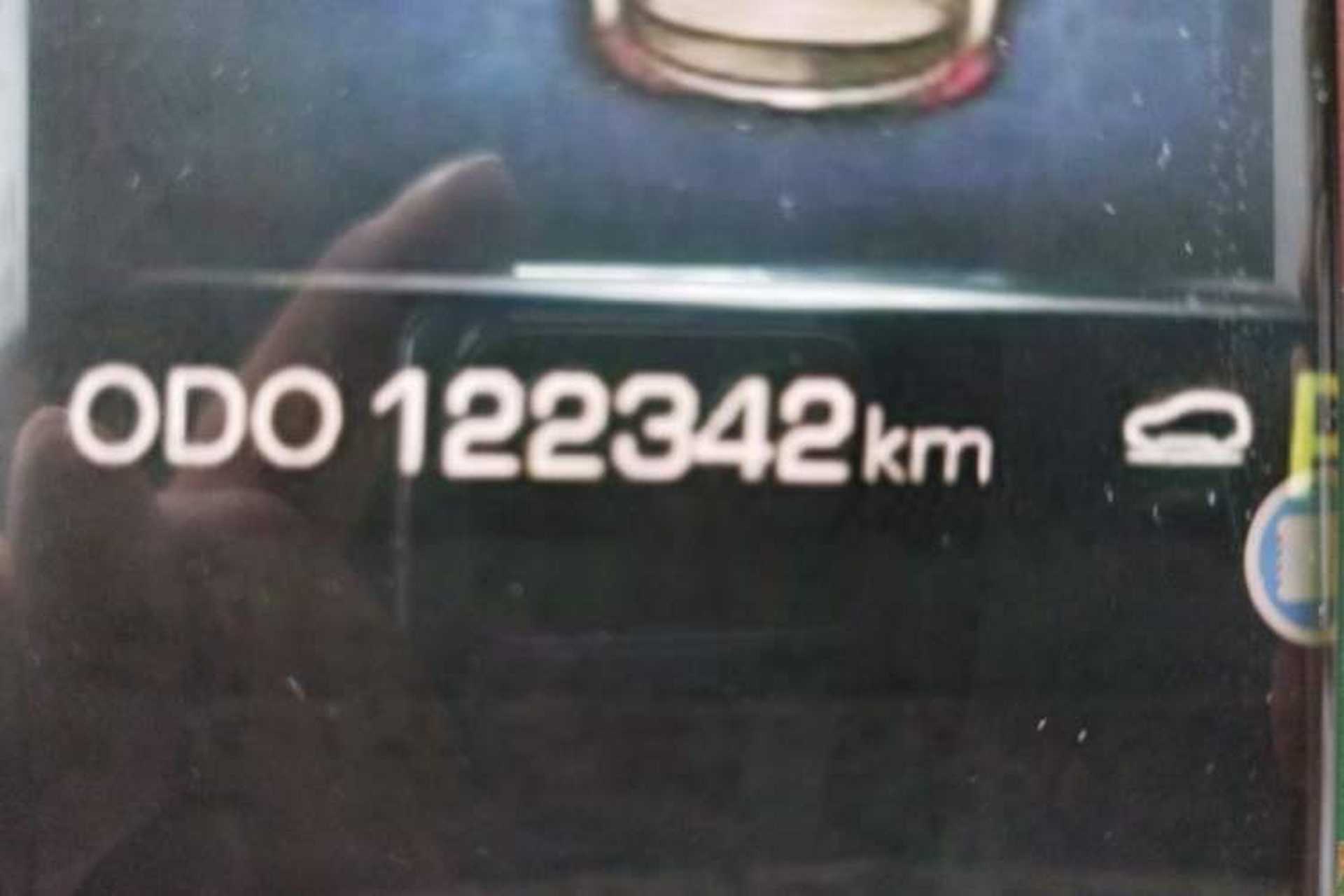 Used Haval H8 2015 2.0T Two-Wheel Drive Comfort Version Odometer Close Up