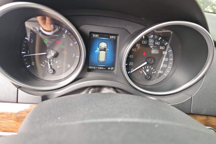 Used Haval H8 2015 2.0T Four-Wheel Drive Comfort Version Odometer Close Up