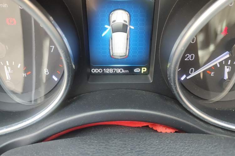 Used Haval H8 2015 2.0T Two-Wheel-Drive Elite Version Odometer Close Up