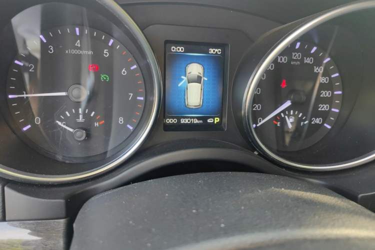 Used Haval H8 2015 2.0T Two-Wheel-Drive Elite Version Odometer Close Up