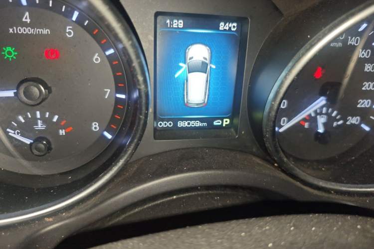 Used Haval H8 2015 2.0T Two-Wheel Drive Comfort Version Odometer Close Up