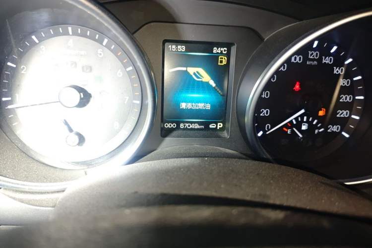 Used Haval H8 2015 2.0T Two-Wheel-Drive Luxury Version Odometer Close Up