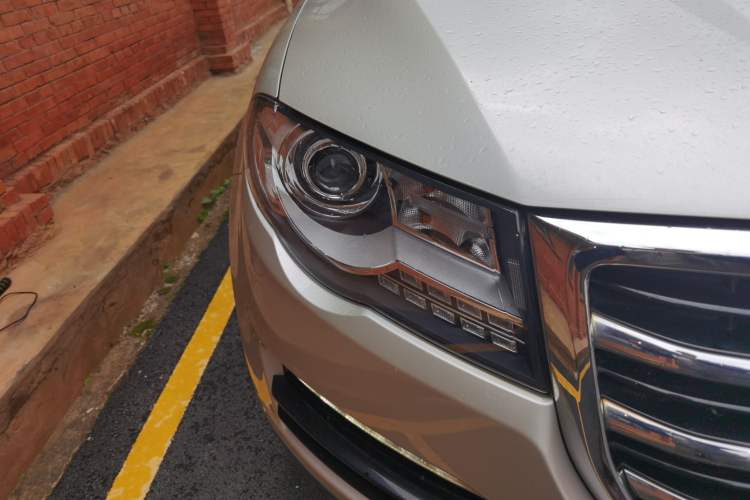 Used Haval H8 2015 2.0T Four-Wheel Drive Comfort Version Right Front Headlight