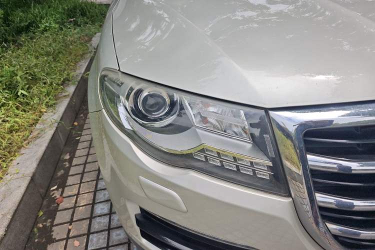 Used Haval H8 2015 2.0T Two-Wheel-Drive Elite Version Right Front Headlight