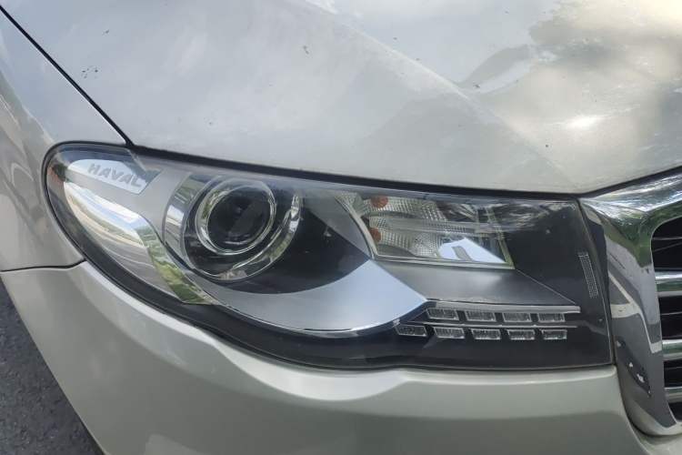 Used Haval H8 2015 2.0T Two-Wheel Drive Comfort Version Right Front Headlight