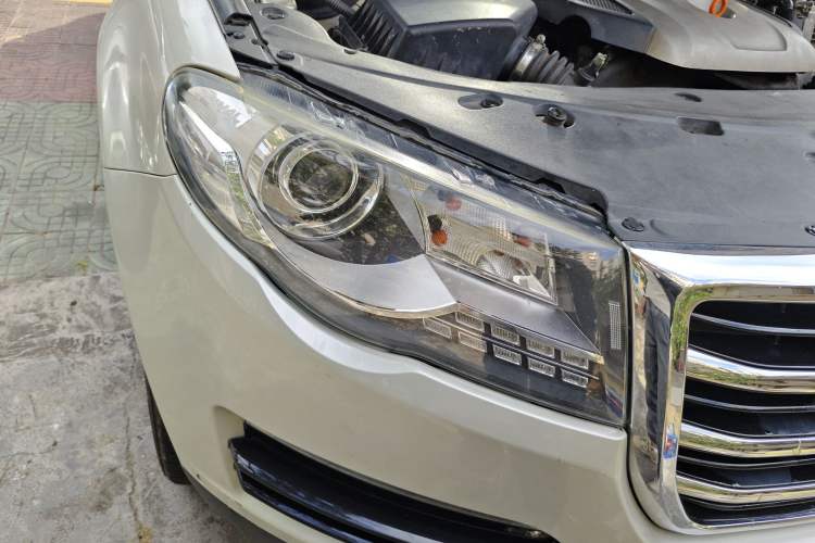 Used Haval H8 2015 2.0T Four-Wheel Drive Comfort Version Right Front Headlight