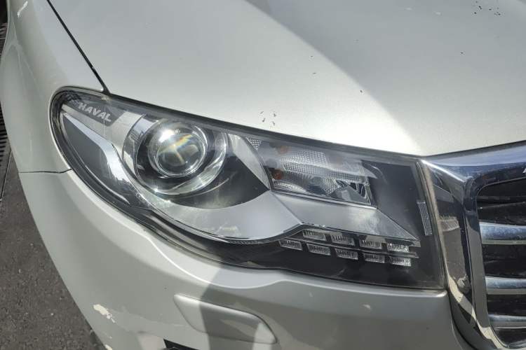 Used Haval H8 2015 2.0T Two-Wheel-Drive Elite Version Right Front Headlight