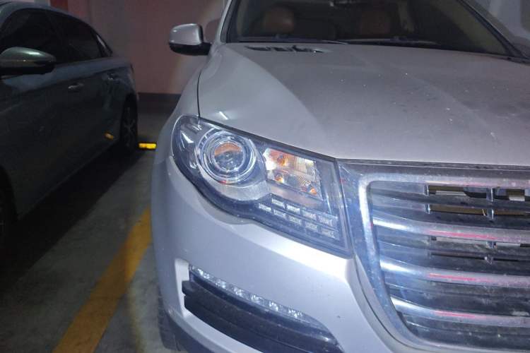 Used Haval H8 2015 2.0T Two-Wheel Drive Comfort Version Right Front Headlight