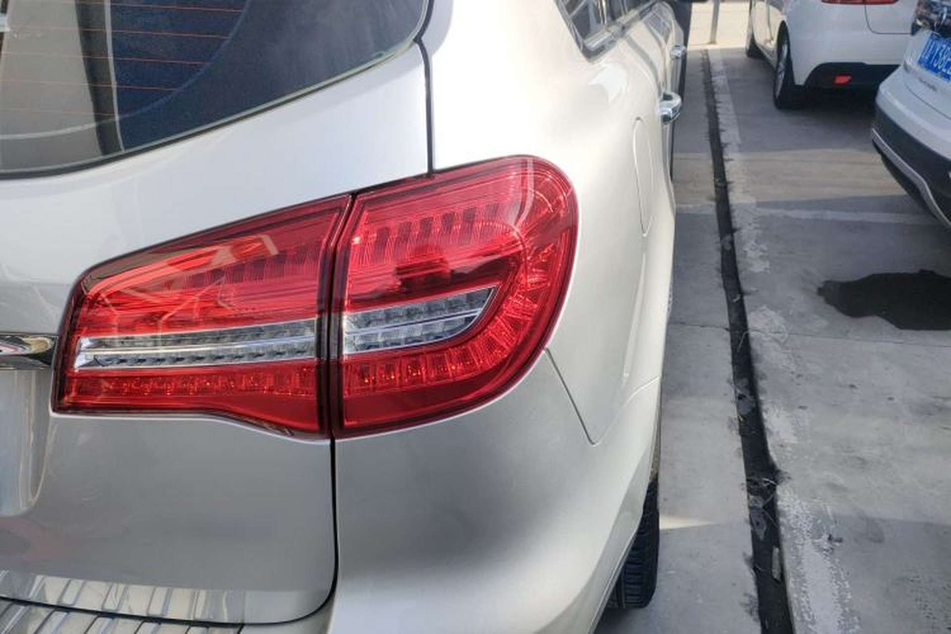 Used Haval H8 2015 2.0T Two-Wheel-Drive Luxury Version Right Rear Taillight