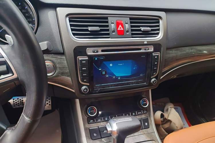 Used Haval H8 2015 2.0T Two-Wheel-Drive Elite Version Audio And AC Panel