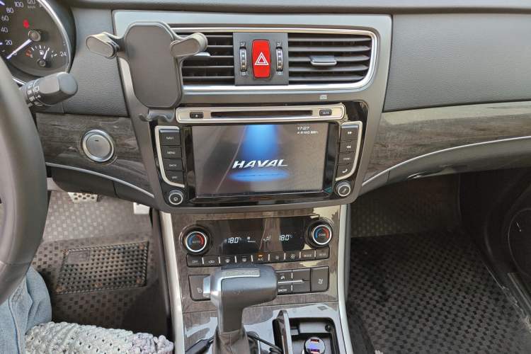 Used Haval H8 2015 2.0T Four-Wheel Drive Elite Model Audio And AC Panel