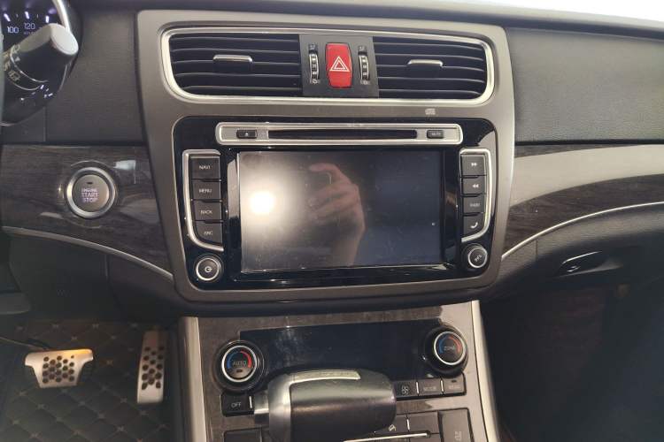 Used Haval H8 2015 2.0T Four-Wheel Drive Elite Model Audio And AC Panel