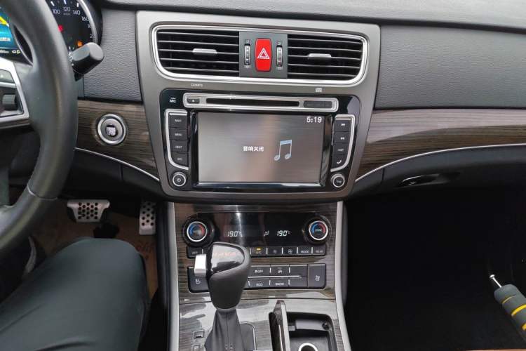 Used Haval H8 2015 2.0T Two-Wheel-Drive Luxury Version Audio And AC Panel