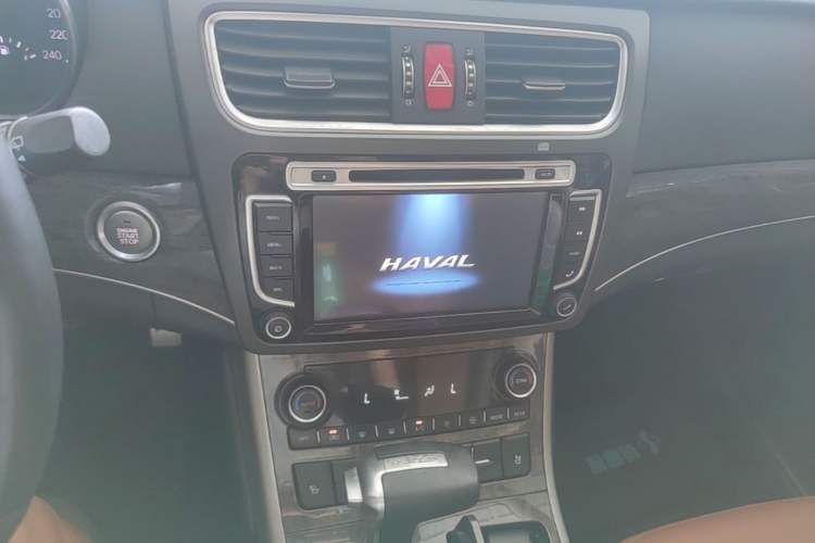 Used Haval H8 2015 2.0T Four-Wheel Drive Elite Model Audio And AC Panel