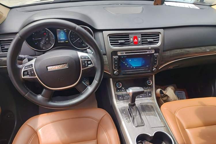 Used Haval H8 2015 2.0T Two-Wheel-Drive Elite Version Center Console