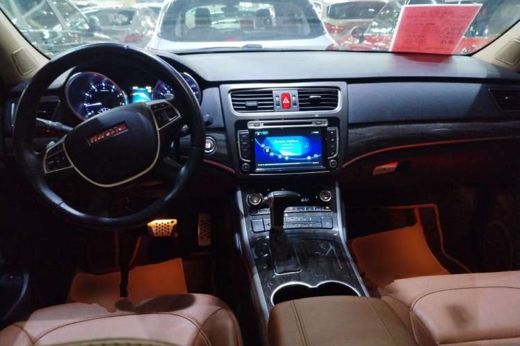 Used Haval H8 2015 2.0T Two-Wheel-Drive Elite Version Center Console